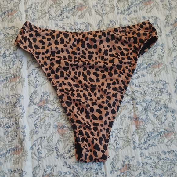 Nasty Gal high waisted cheetah bottoms - Picture 2 of 7